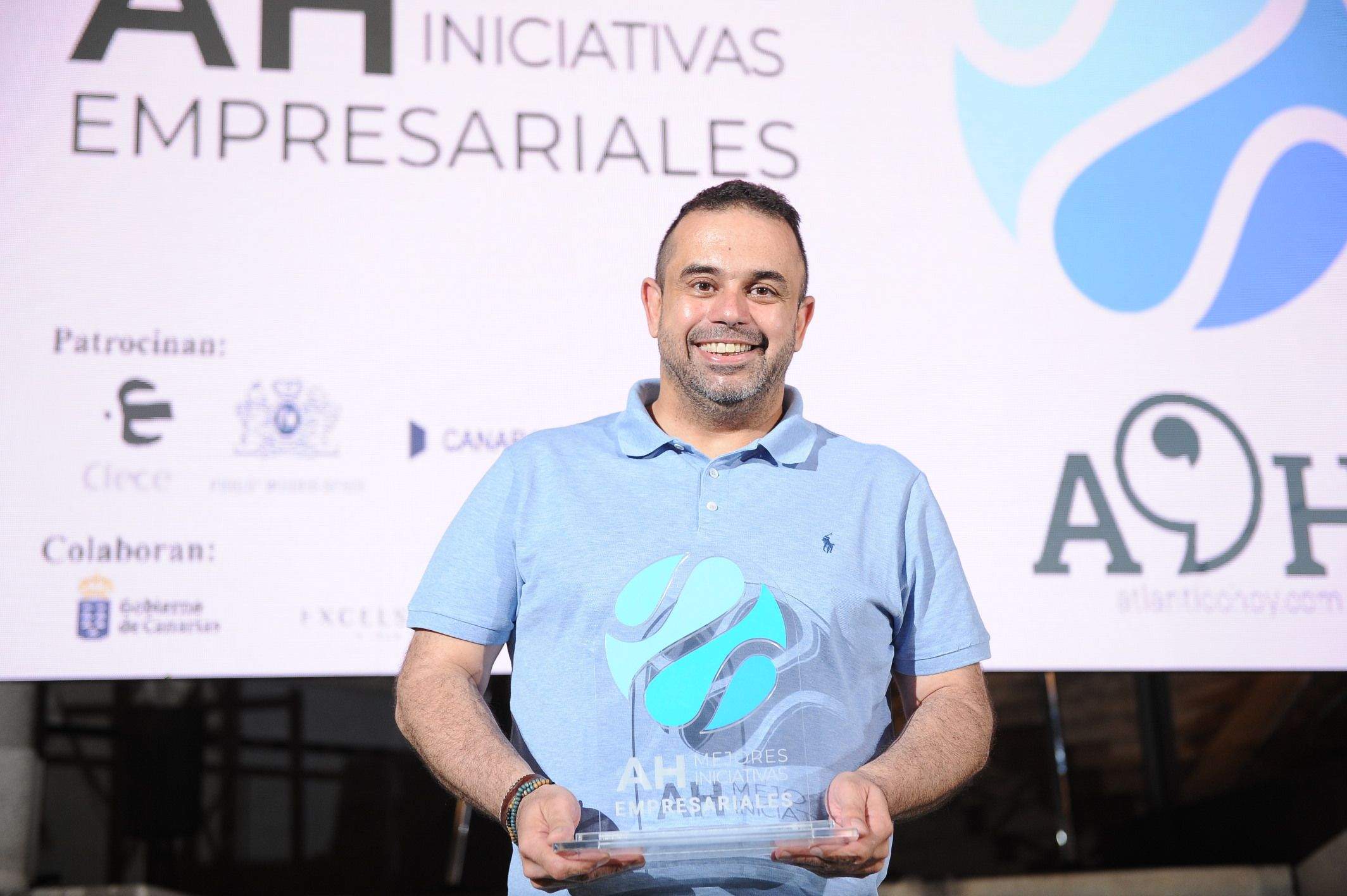 Juan Carlos Padrón recoge el premio de Atlántico Hoy a la Mejor Iniciativa Empresarial del año en Gastronomía./