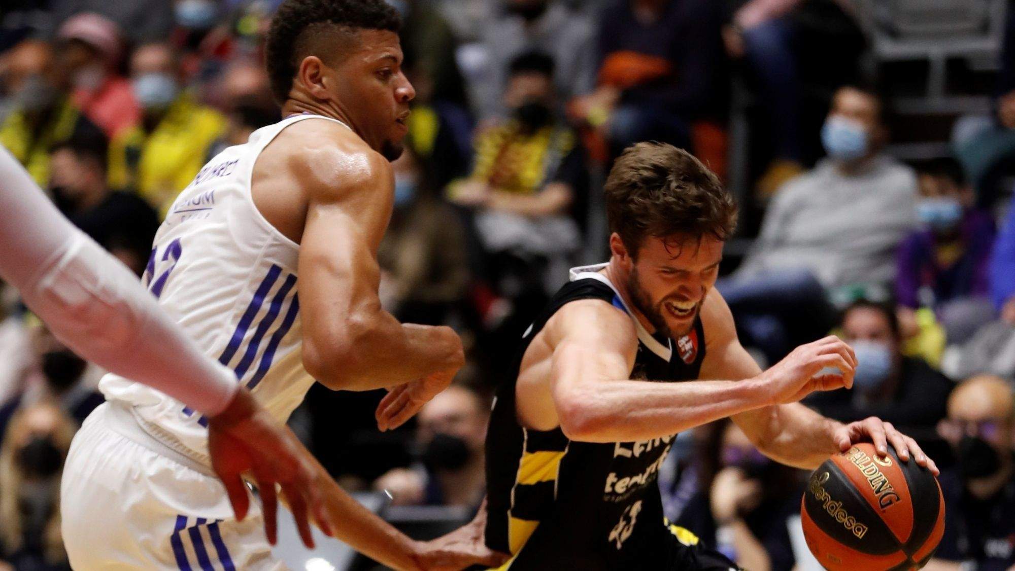 Tavares y Doornekamp en el último duelo entre aurinegros y blancos en el Santiago Martín./ EFE