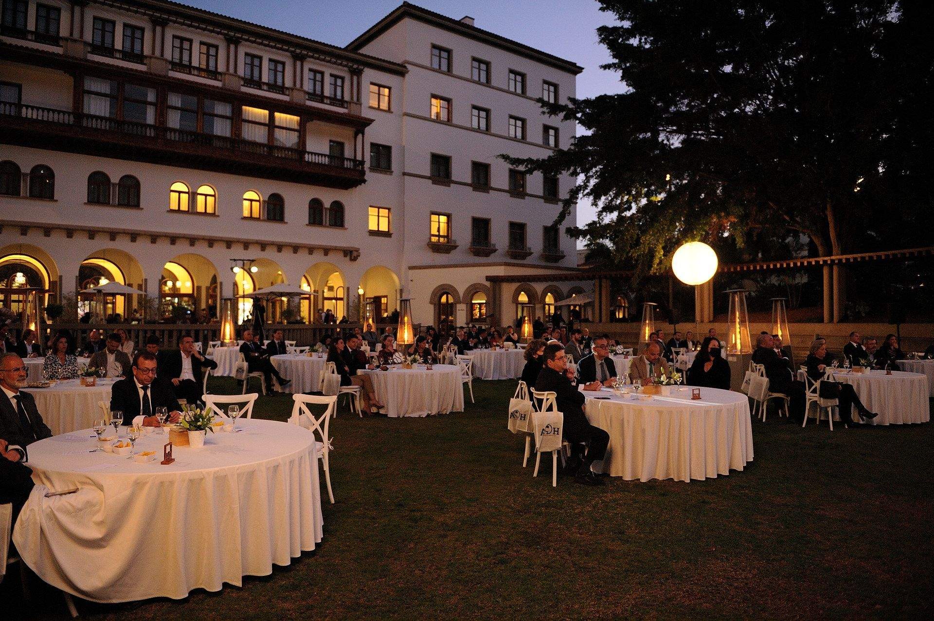 Mesas con los invitados a los premios en el Hotel Iberostar Grand Mencey