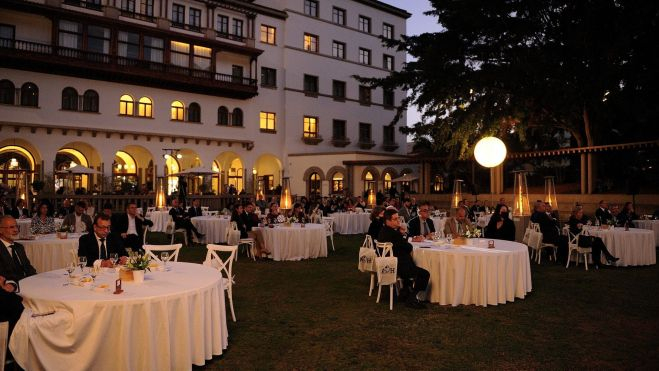 Mesas con los invitados a los premios en el Hotel Iberostar Grand Mencey