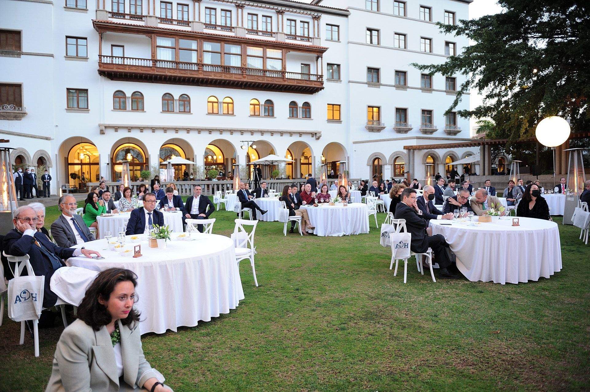 Imagen de los asistentes a los premios en el jardín del Hotel Grand Mencey