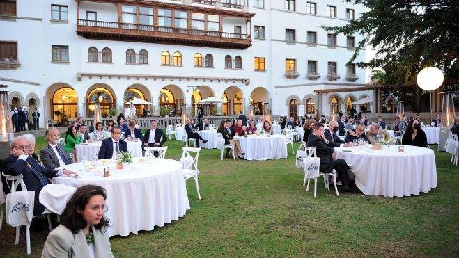 Imagen de los asistentes a los premios en el jardín del Hotel Grand Mencey Imagen de los asistentes a los premios en el jardín del Hotel Grand Mencey