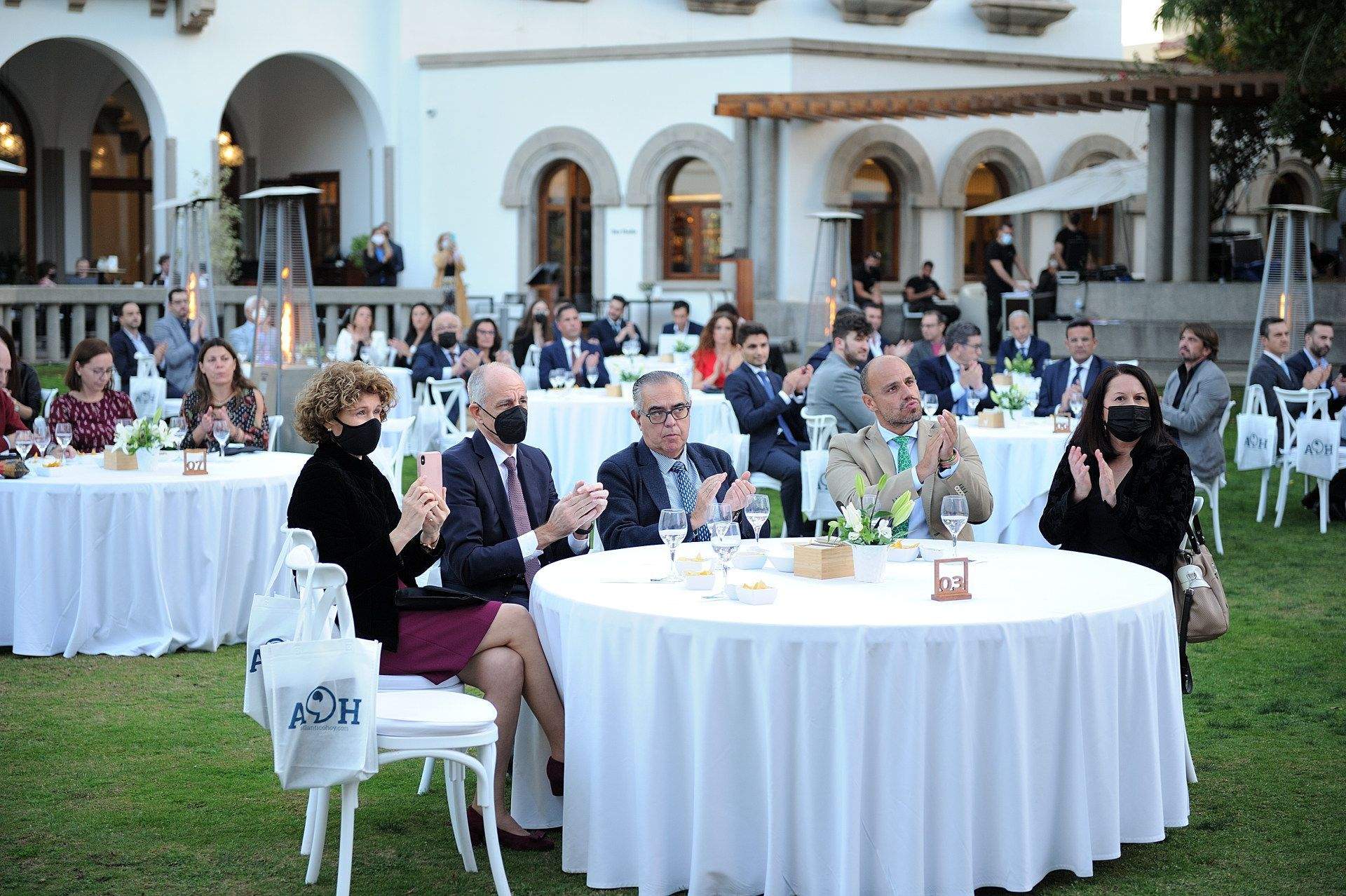 Izquierda a derecha: Yolanda Otazo; Santiago Sesé, presidente Cámara de Comercio Tenerife; José Carlos Francisco, presidente CEOE Tenerife; Alfonso Cabello, Ayuntamiento de Santa Cruz de Tenerife; y Concepción Rivero, Cabildo de Tenerife