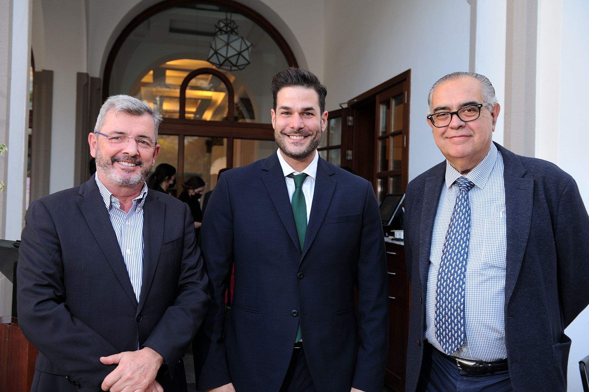 Eduardo Bezares, director general de CEOE; Agoney Melián Sosa, Director de Valtia Proyectos, Socio Fundador de UEBOS Comunicación, Presidente de AJE Canarias; y José Carlos Francisco, presidente de CEOE