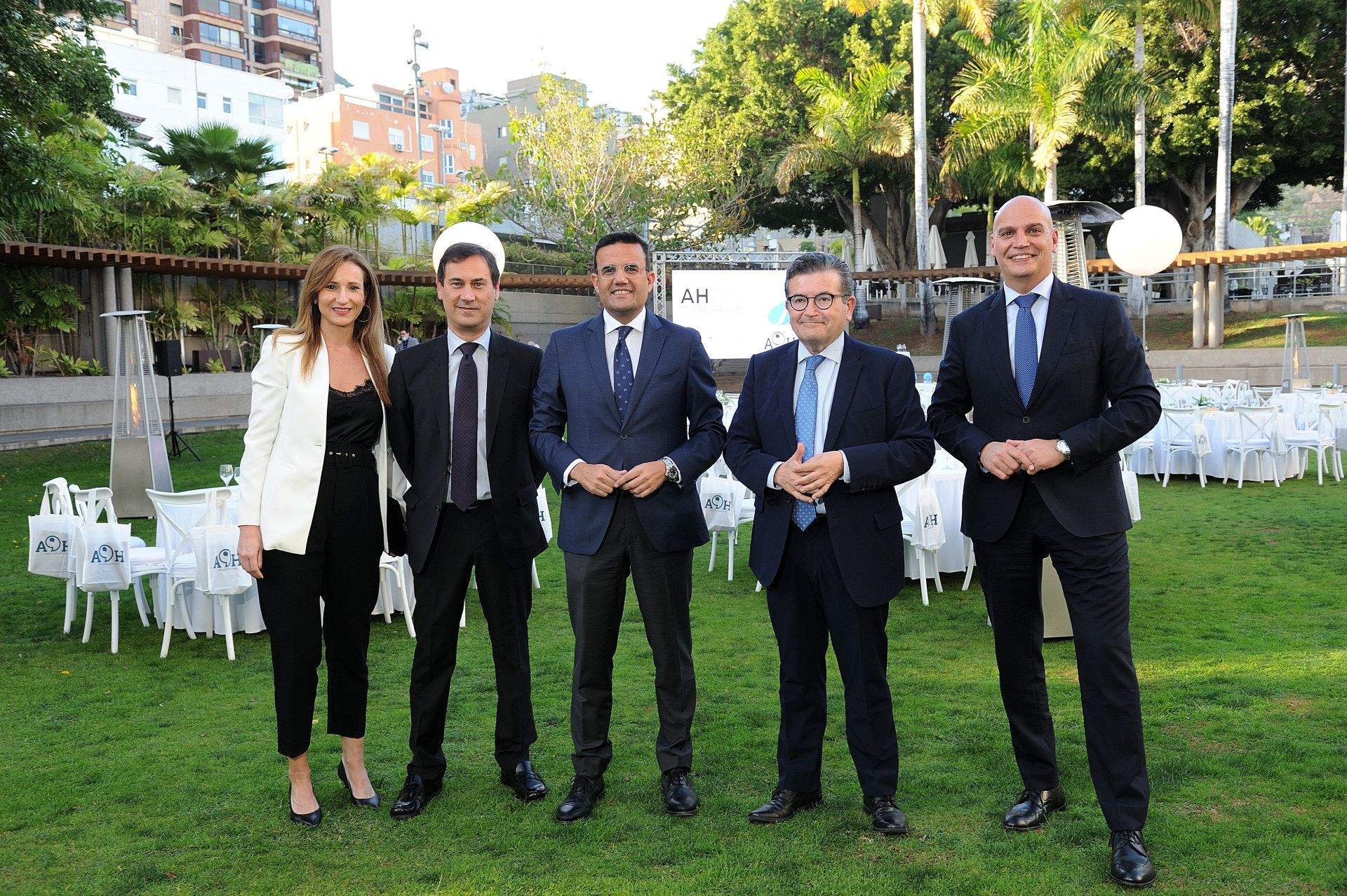 CaixaBank, de izquierda a derecha: Estefanía Hernández, responsable de Comunicación; Miguel Chinea, director del Centro de Instituciones; Miguel Ángel García, director comercial Banca Retail; Juan Ramón Fuertes, jefe territorial; Jesús Álvarez, directivo