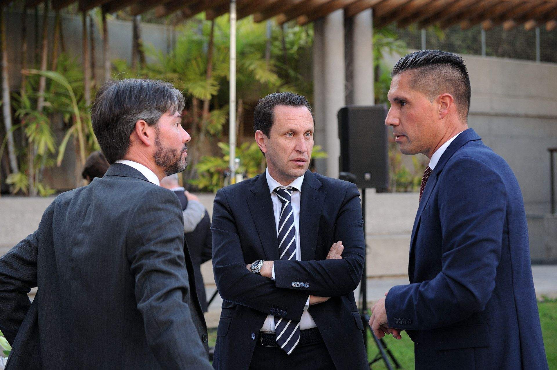 De izquierda a derecha, Daniel Martín Toledo, gerente de Concesiones en Canaragua, José Juan González Salmah, CEO de Canaragua, y Alejandro Cabrera, concejal de Seguridad del Ayuntamiento de La Laguna