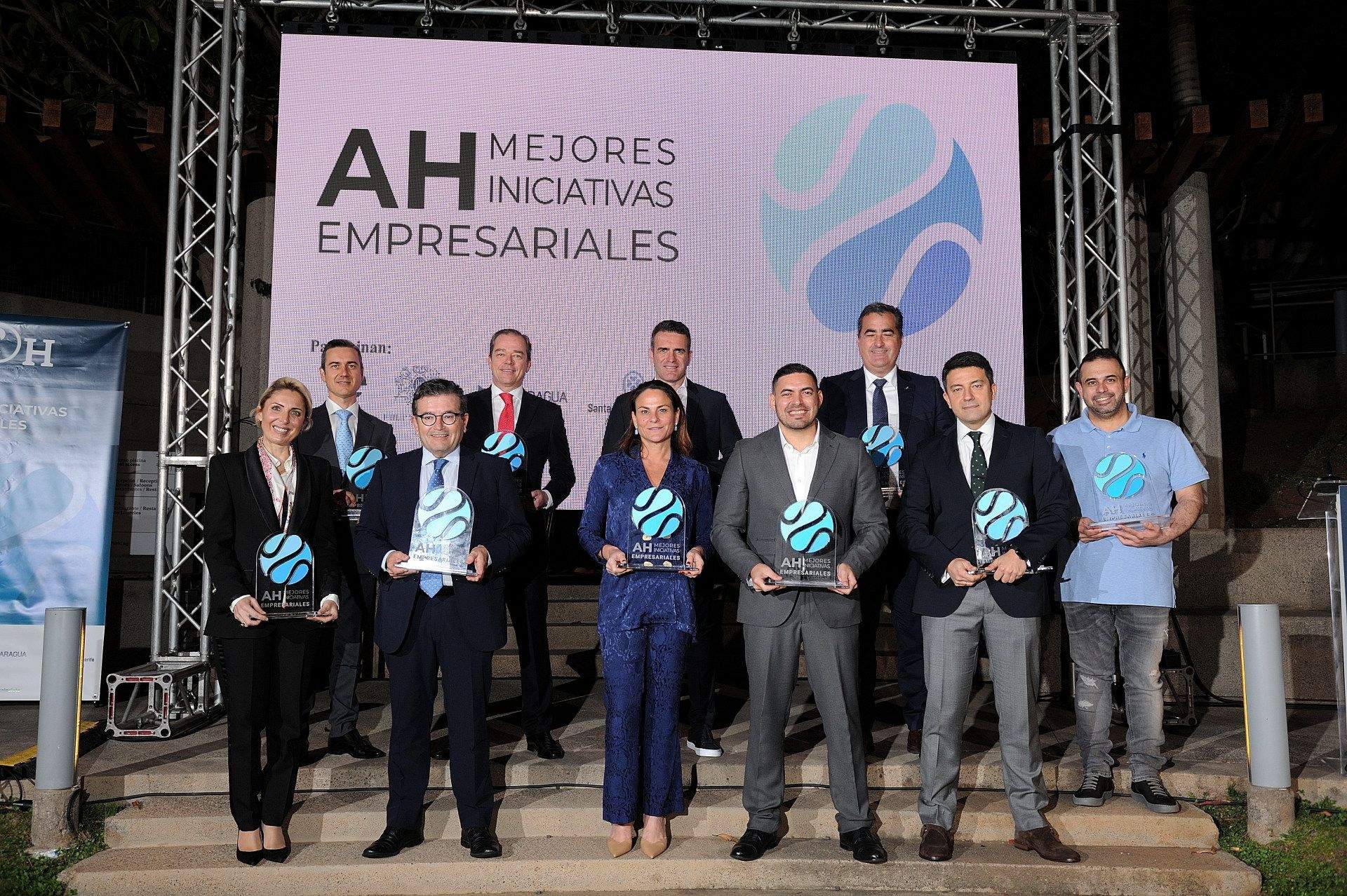 Foto de familia de los premiados a las Mejores Iniciativas Empresariales en 2022. / JESÚS BILBAO