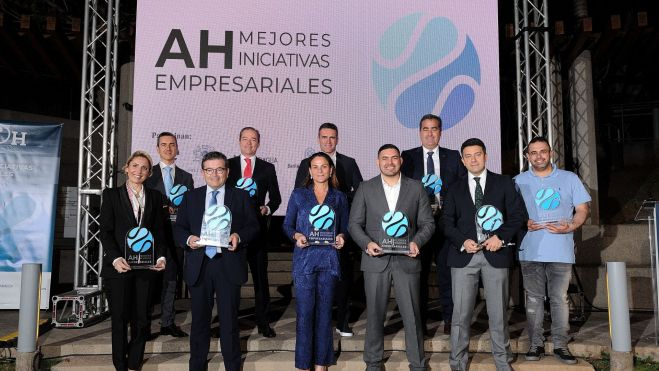Foto de familia de los premiados a las Mejores Iniciativas Empresariales en 2022. / JESÚS BILBAO