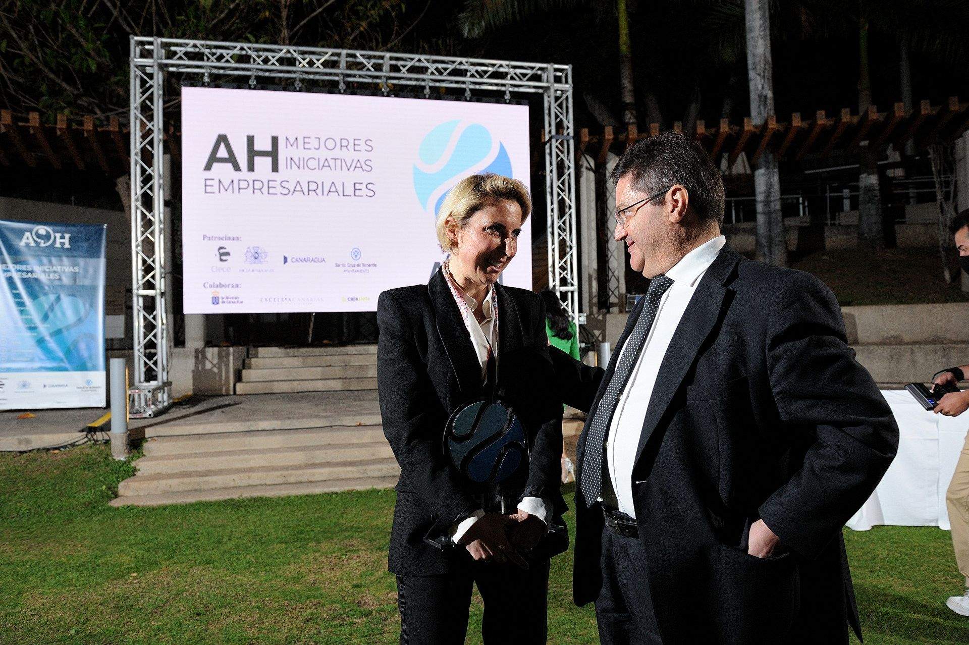 La rectora de la Universidad Europea de Canarias, Cristiana Oliveira, junto al presidente de Atlántico Hoy, Corviniano Clavijo