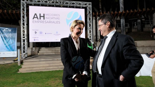 La rectora de la Universidad Europea de Canarias, Cristiana Oliveira, junto al presidente de Atlántico Hoy, Corviniano Clavijo