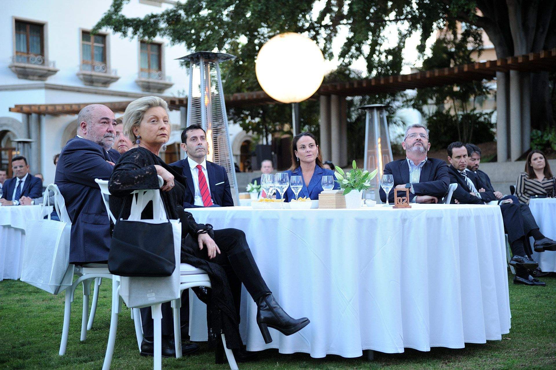 María Ángeles López; Xavier Salvador, CEO de Atlántico Hoy; Lola Pérez, Cámara de Comercio Tenerife; Juan José Martínez, Ayuntamiento SC Tfe; Carmen García Pascual, Grupo Montesano y presidenta de la Zona Canarias de la APD, y Eduardo Bezares, CEOE