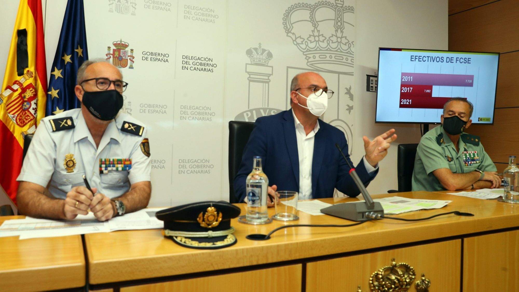 Anselmo Pestana -centro-, junto al  jefe superior de Policía de Canarias, Rafael Martínez (i) , y el coronel jefe de la Comandancia de la Guardia Civil de Las Palmas, Vicente Reig. / Efe