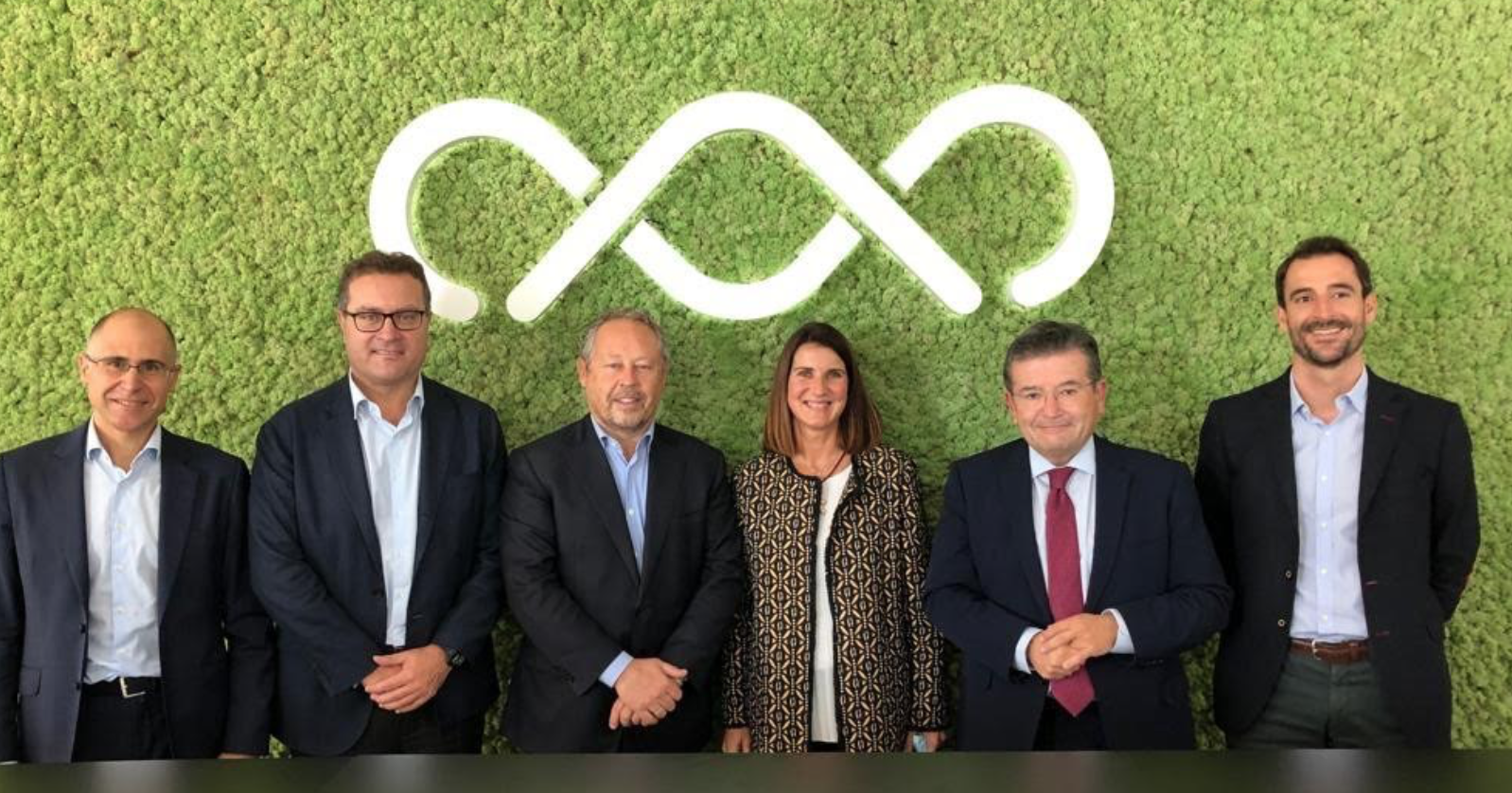 Foto para sellar el acuerdo entre CaixaBank, grupo Domingo Alonso y Arval./