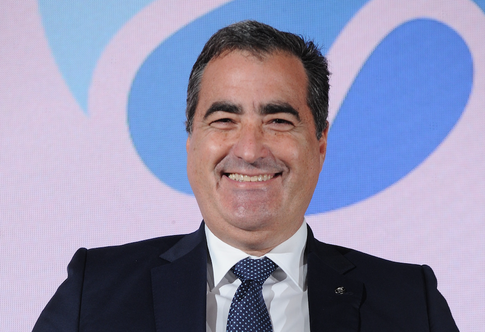 El CEO de la aerolínea, Óscar Trujillo, recibe el reconocimiento a la Mejor Iniciativa Empresarial de Transportes de Atlántico Hoy./ AH