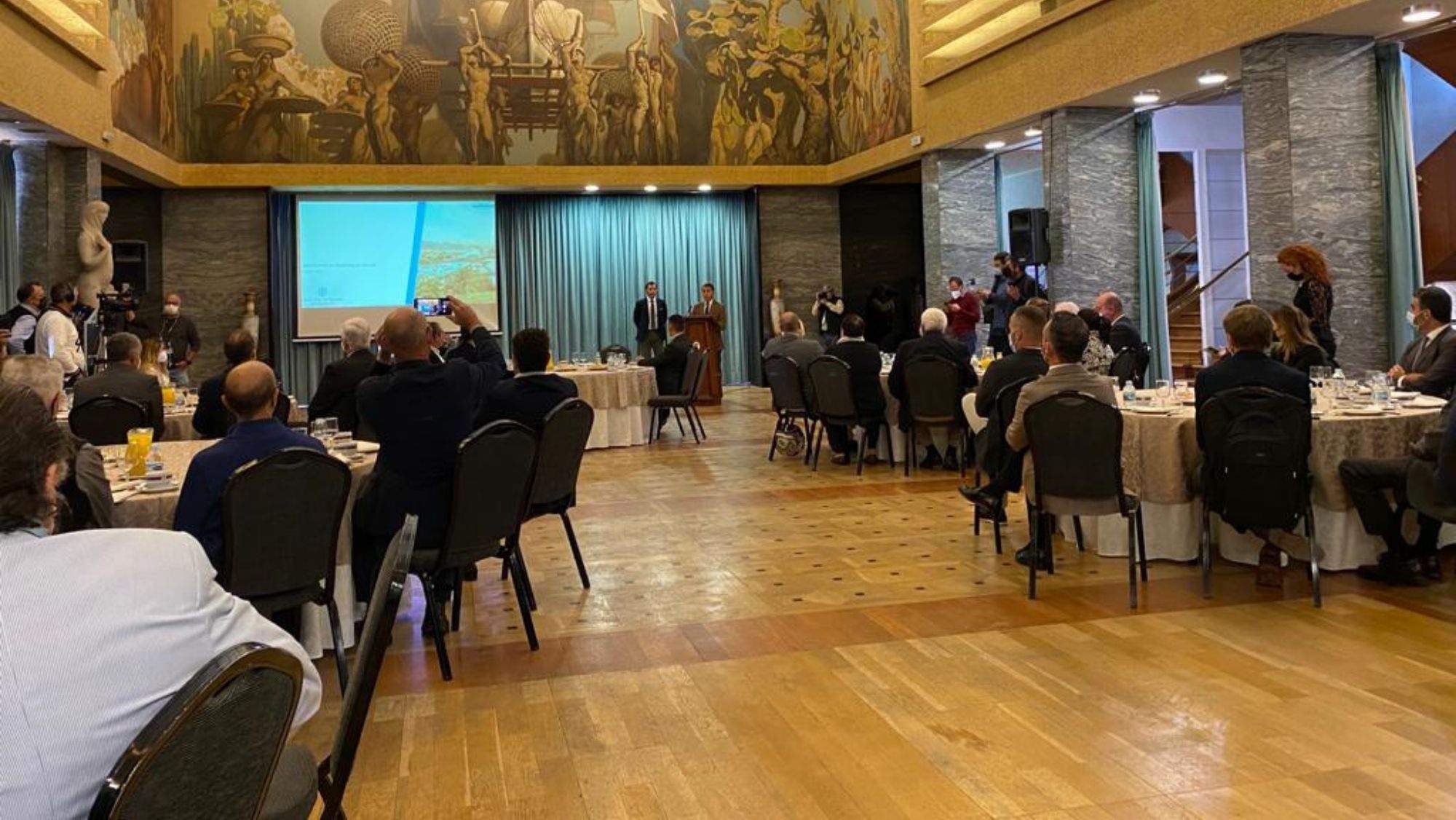 José Manuel Bermúdez -al fondo-, alcalde de Santa Cruz de Tenerife, presenta los presupuestos 2022 a los empresarios del municipio. / AH