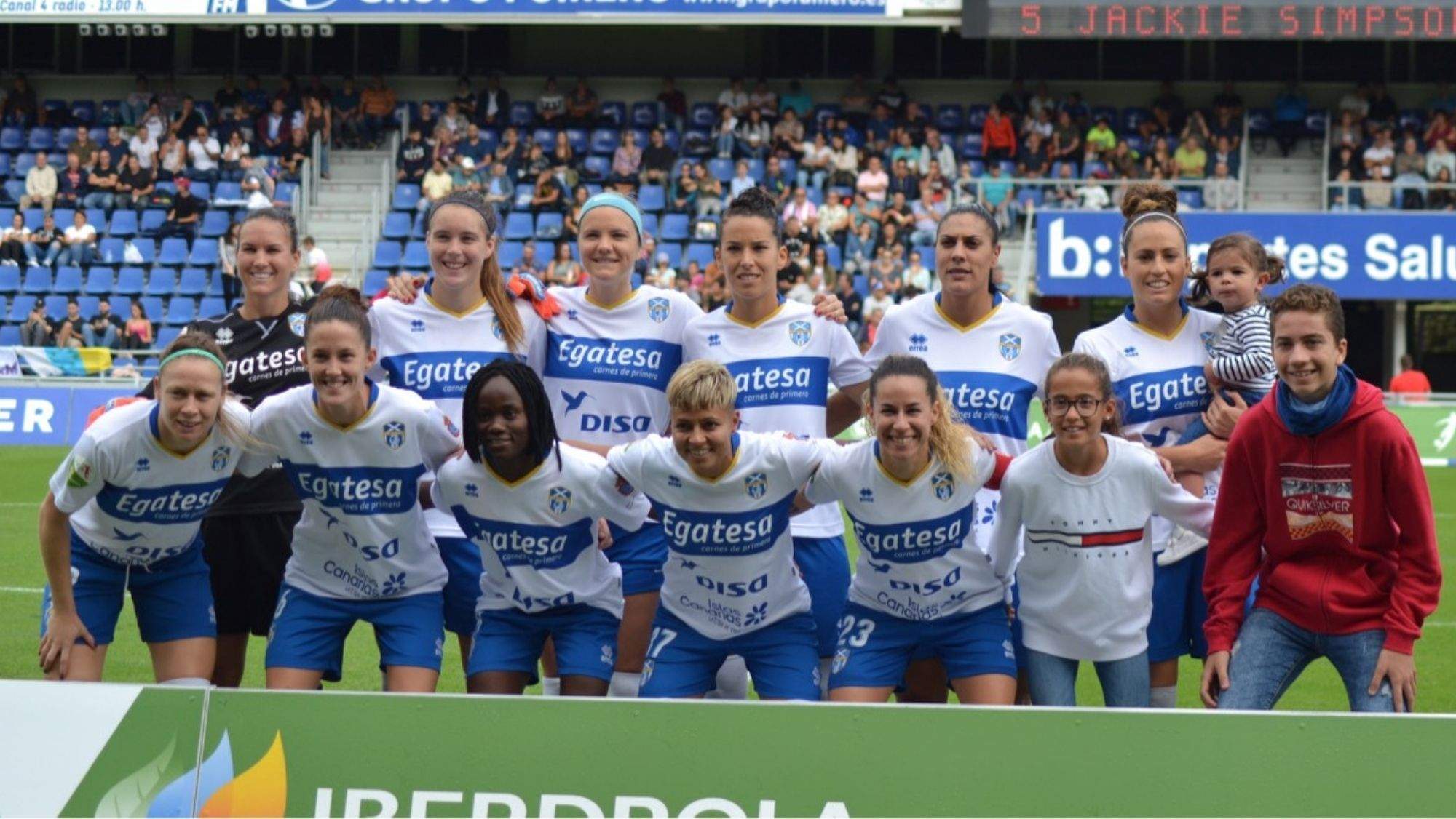 La UDG Tenerife en la foto de formación del equipo antes de un partido en el Heliodoro Rodríguez López. / UDG Tenerife