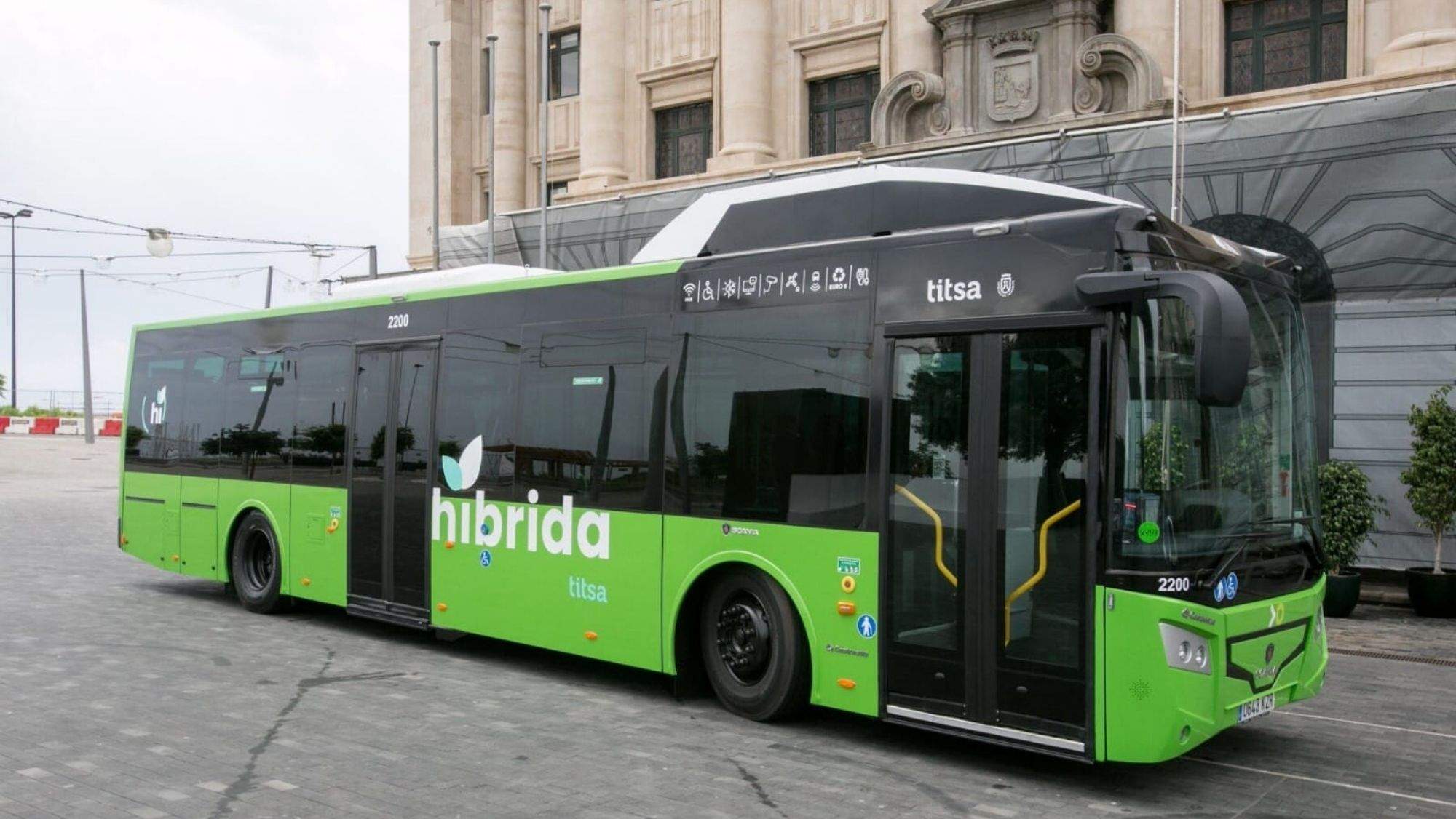 Una de las nuevas guaguas híbridas adquiridas por el Cabildo de Tenerife. / Cedida