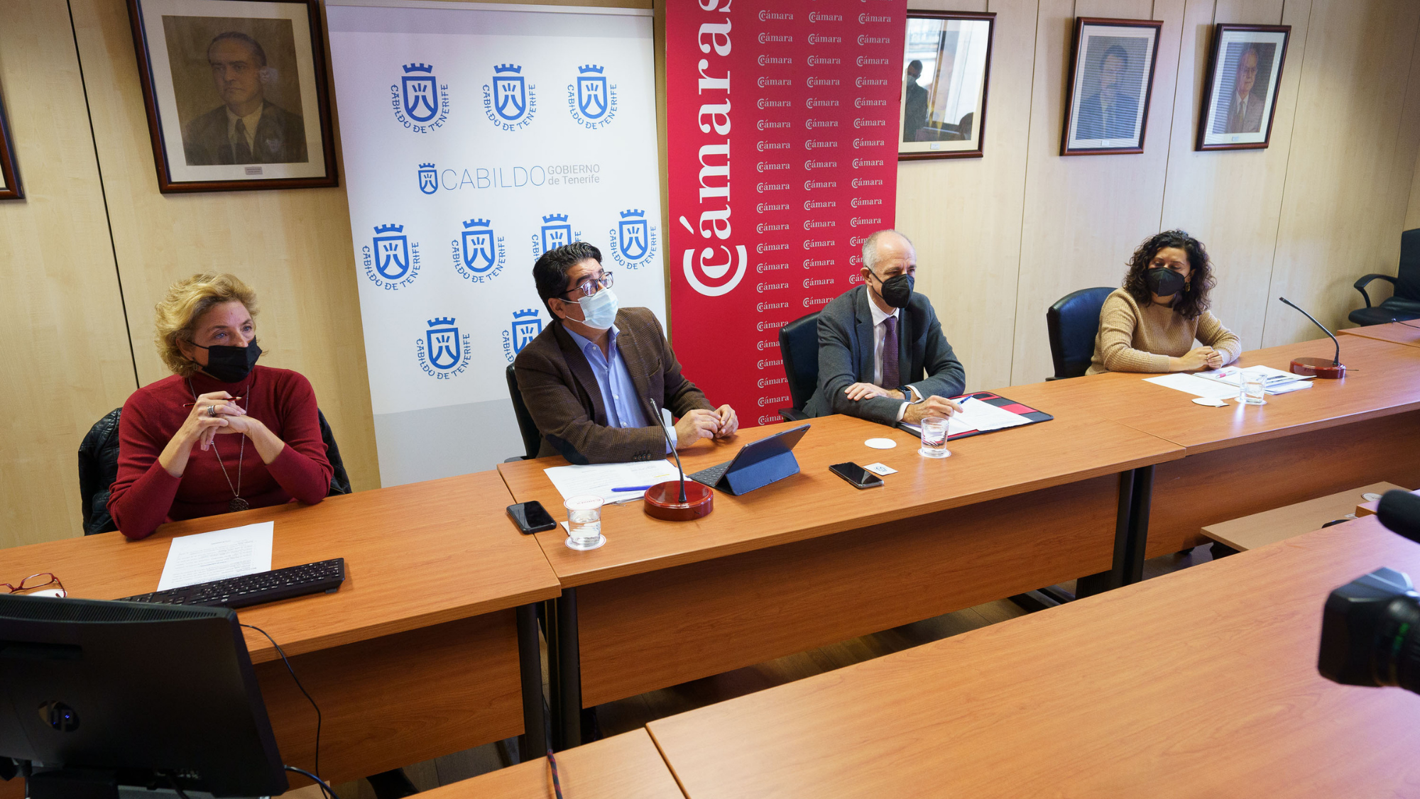 De izquierda a derecha; Lola Pérez, directora general de la Cámara de Comercio; Pedro Martín, presidente del Cabildo de Tenerife; Santiago Sesé, presidente de la Cámara de Comercio y Carmen Luz Baso, consejera de 