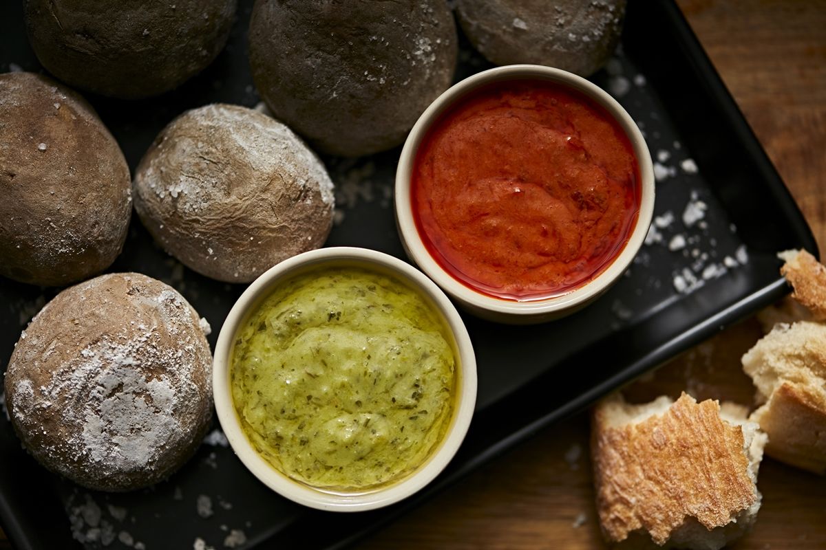 Productos canarias como las papas arrugadas y el mojo. / Archivo 