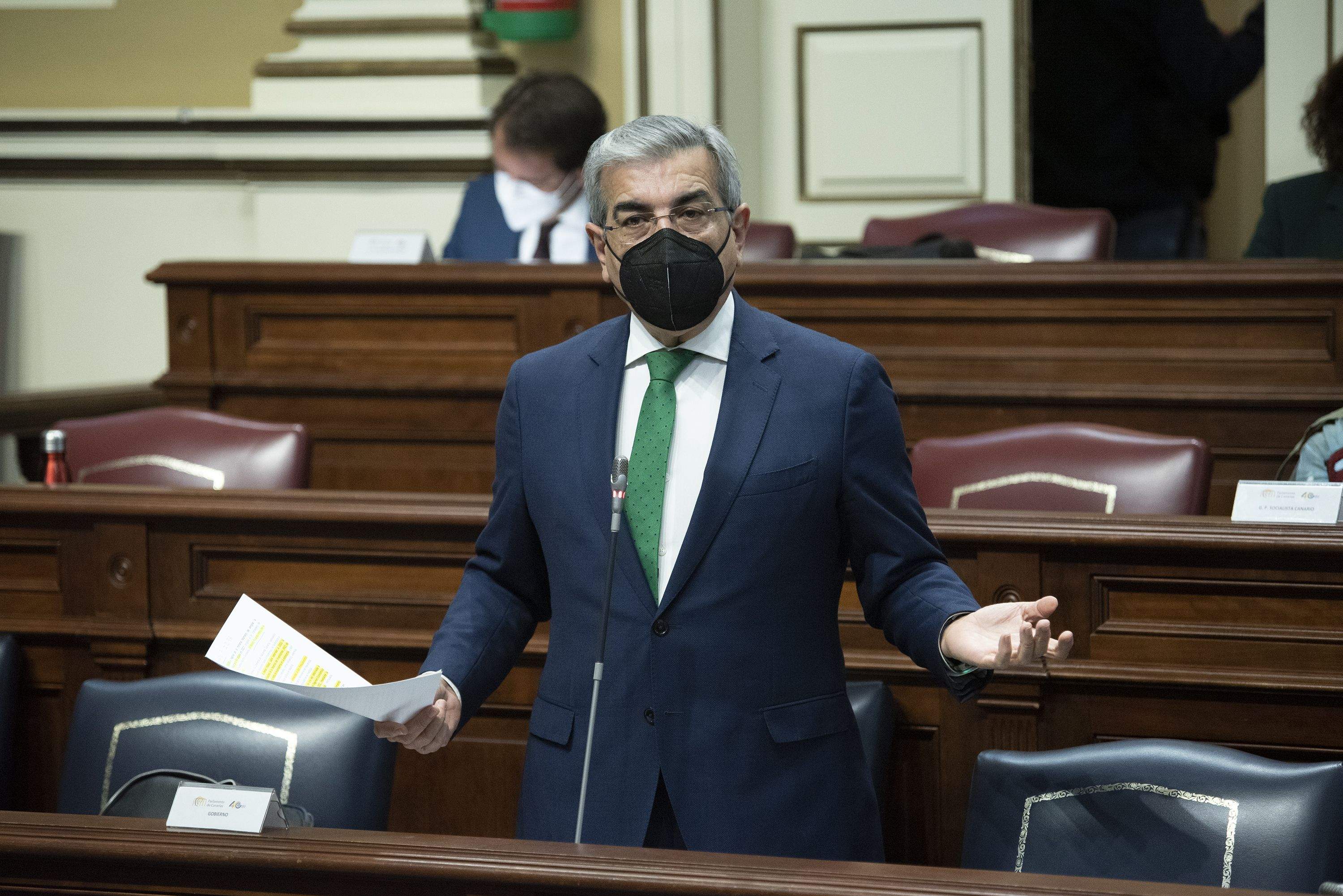 Román Rodríguez, vicepresidente del Gobierno de Canarias, hablando sobre el precio de los combustibles durante el pleno del Parlamento en febrero de 2022. Imagen ACFI PRESS / Estefanía Briganty