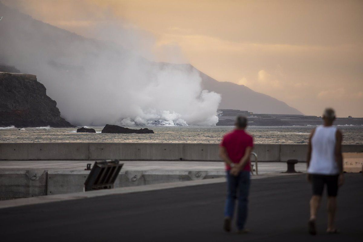 Un grupo de personas observando la llegada de la lava volcánica al mar. / Europa Press Un grupo de personas observando la llegada de la lava volcánica al mar. / Europa Press