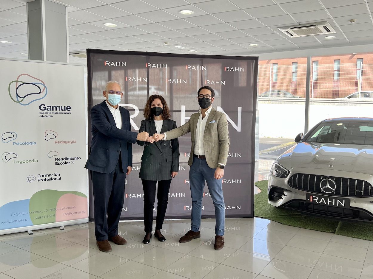 Juan Vilella (Presidente del Grupo RAHN), María Dolores Arbelo (Directora General del Grupo RAHN) y Carlos de la Cruz (Gerente de GAMUE) / CEDIDA