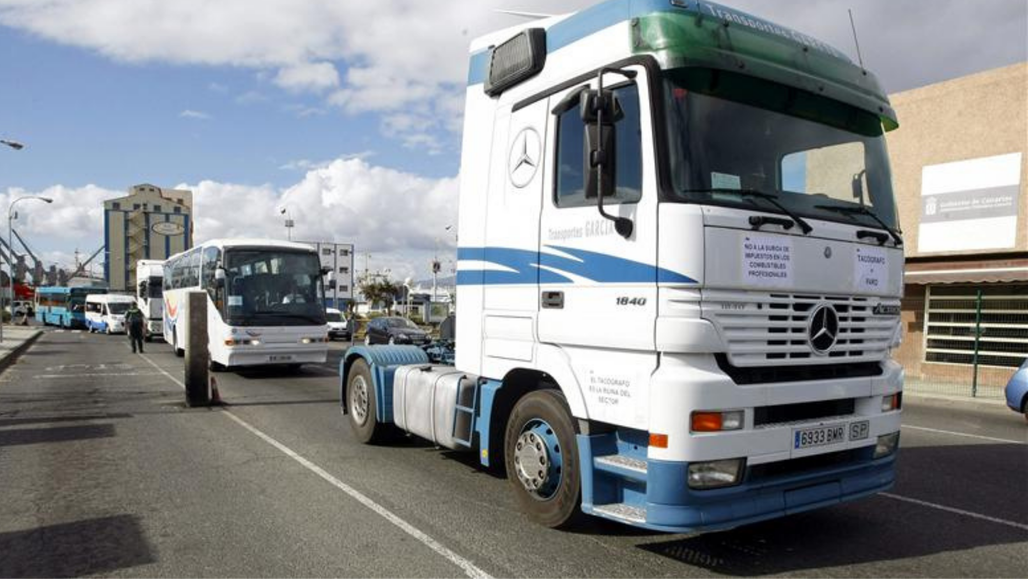 Imagen de archivo de vehículos de distintas empresas de transporte. / EFE Imagen de archivo de vehículos de distintas empresas de transporte. / EFE