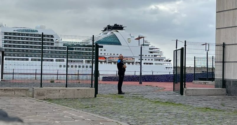 Un agente de la policía portuaria impide el paso al espigón del Jet Foil, en Santa Cruz de Tenerife / Imagen cedida
