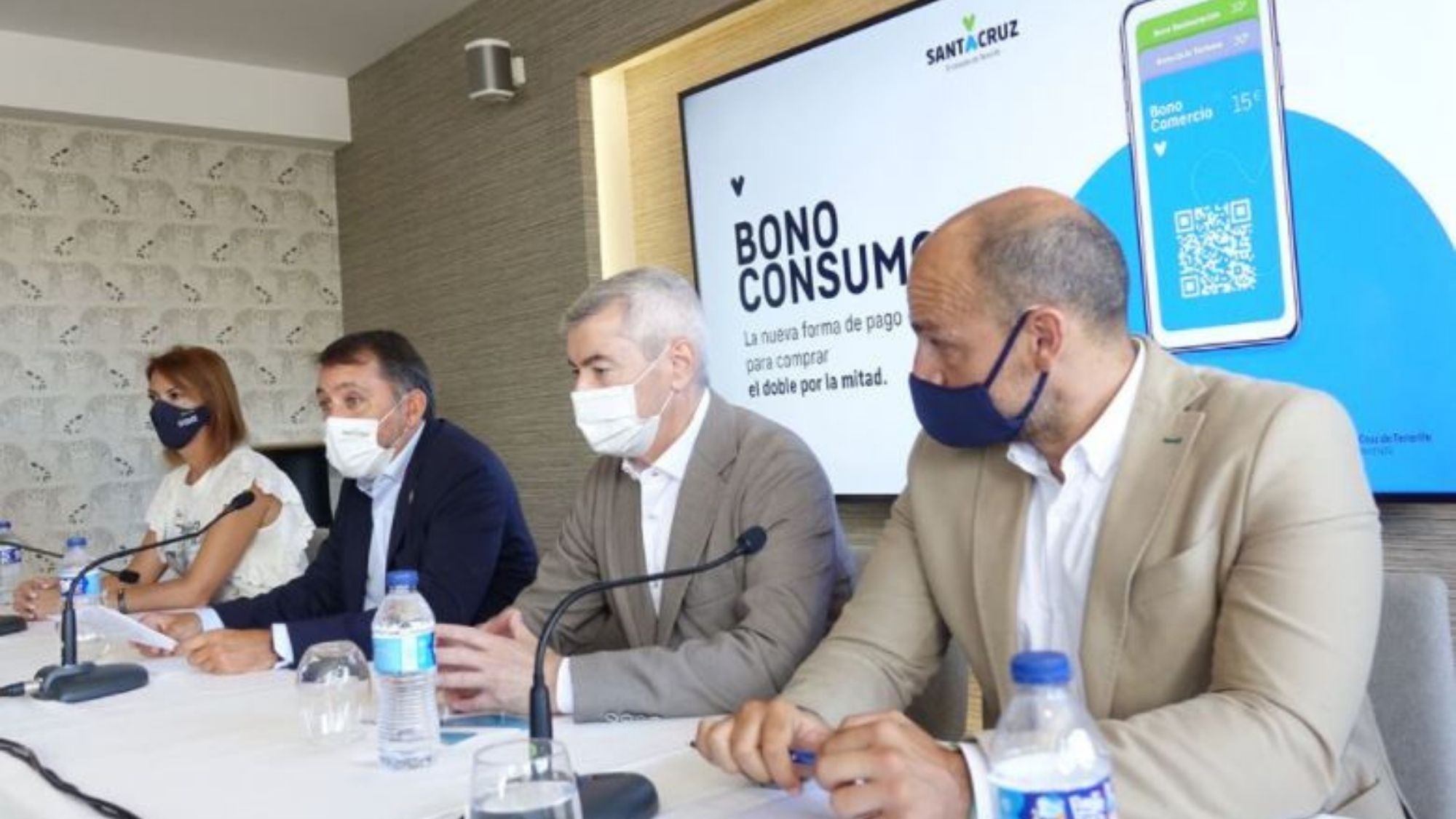 Evelyn Alonso, José Manuel Bermúdez, Abbas Moujir y Alfonso Cabello en el balance del primer Bono Consumo Santa Cruz. / Archivo