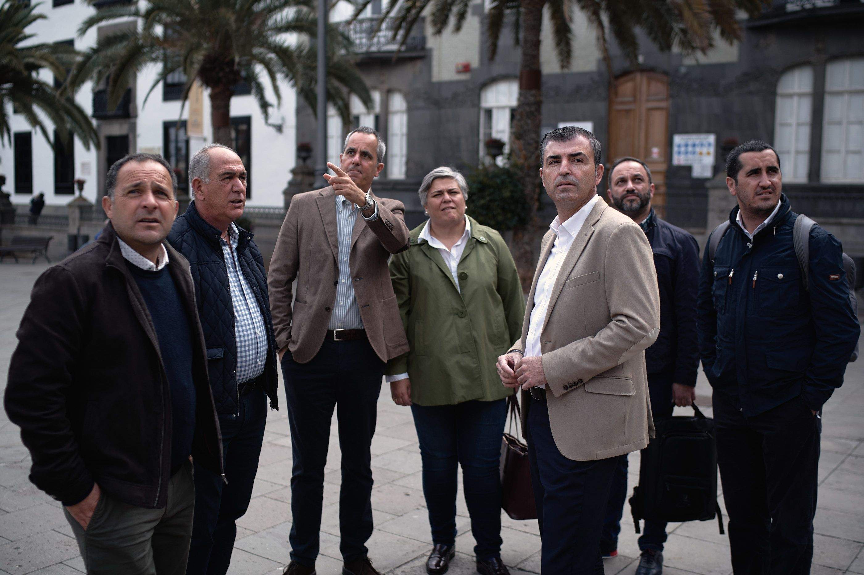 Manuel Domínguez, cuarto por la derecha, junto con otros dirigentes del PP canario antes de una rueda de prensa para anunciar la bonificación del impuesto de plusvalía / Imagen distribuida por el PP
