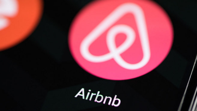 Icono de la plataforma AirBnb en un smarphone./