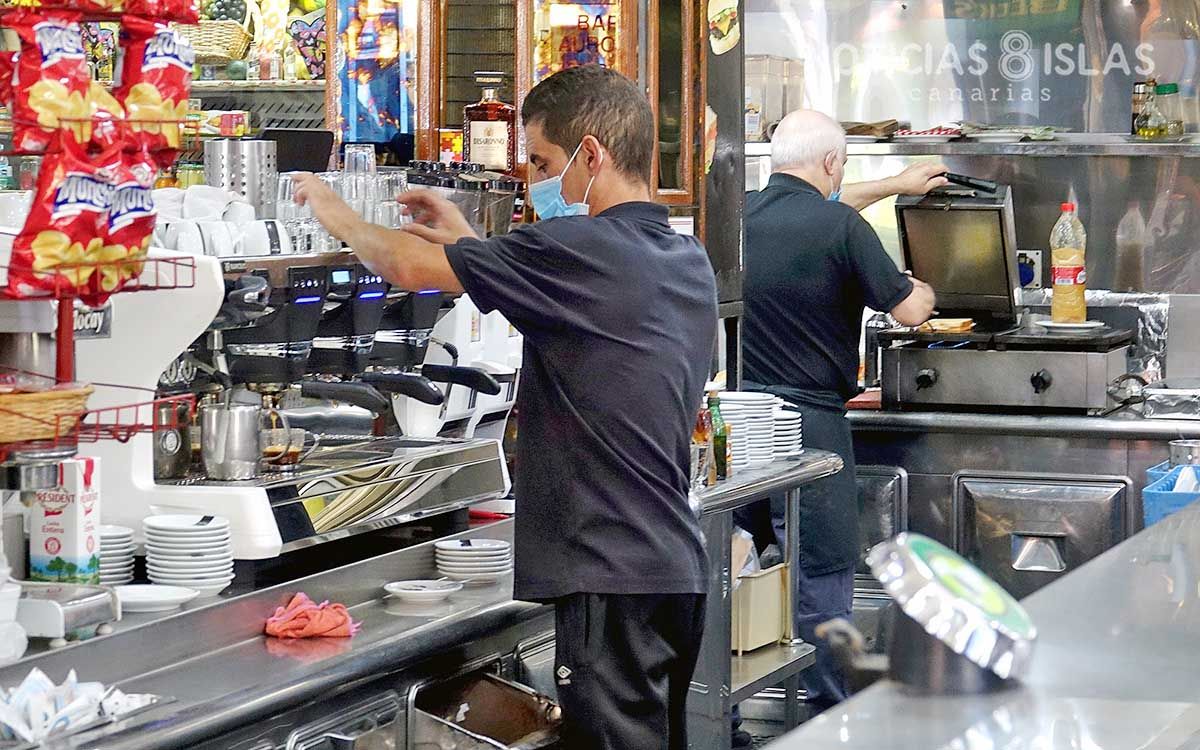 Un trabajador del sector hostelero en Canarias. / Archivo
