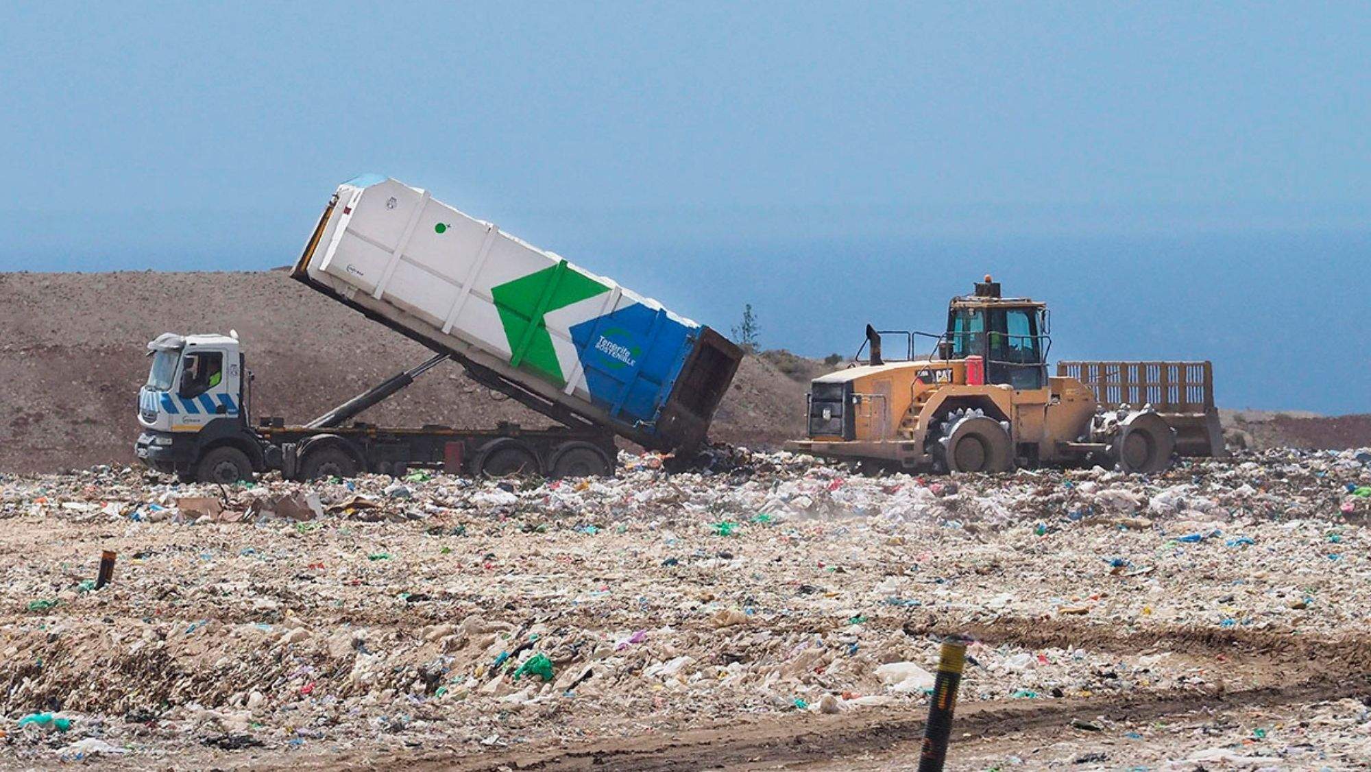 Trabajos en el vertedero de Arico, uno de los vertederos de Canarias. / Archivo