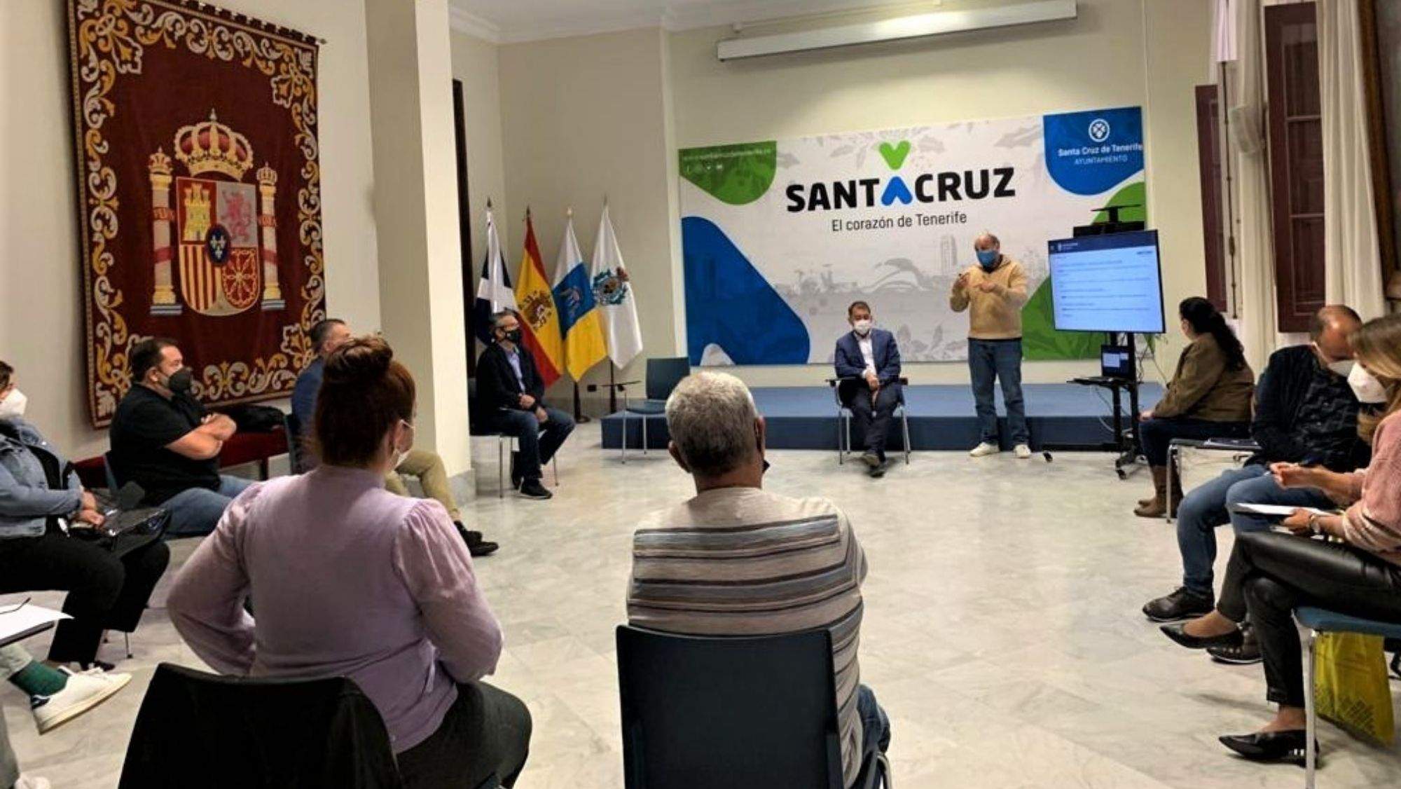 Reunión del Ayuntamiento de Santa Cruz con comerciantes de la calle Imeldo Serís. / Cedida