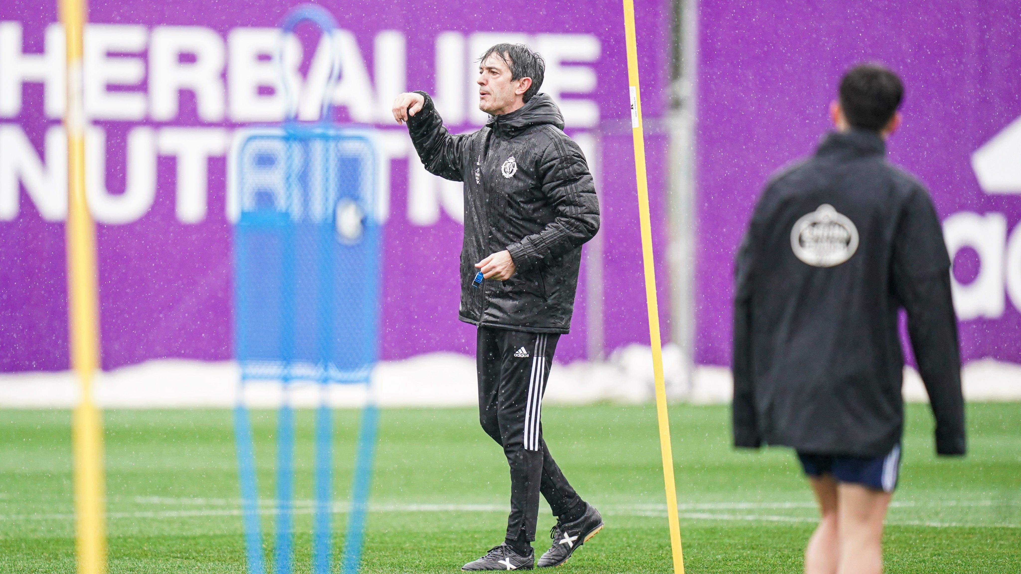 Pacheta dirige la última sesión de entrenamiento del Real Valladolid antes de viajar a Tenerife./ Twitter