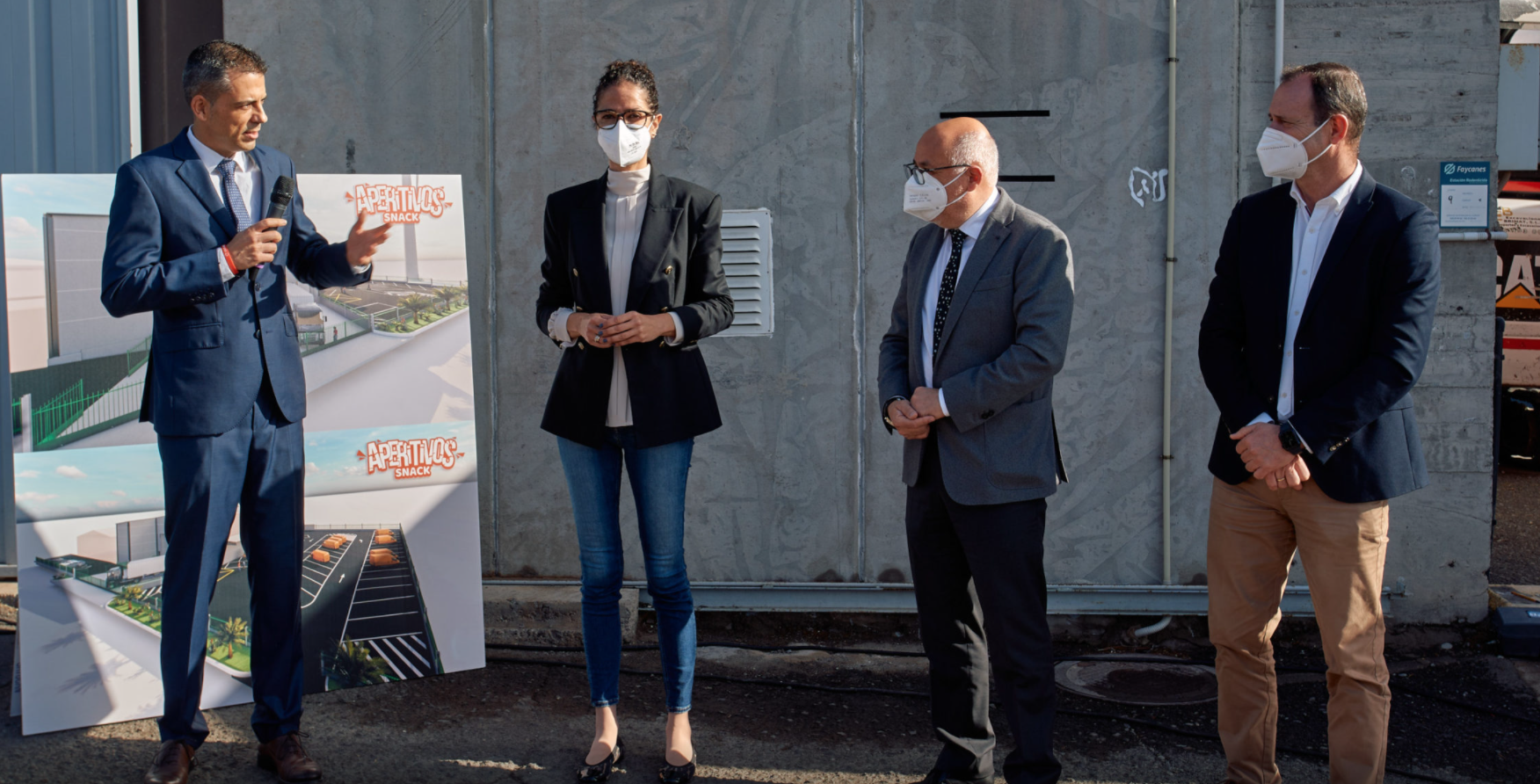 Jorge Sánchez, director general de Aperitivos Snack; Elena Antúnez, consejera de Aperitivos Snack; José Julio Artiles, CEO de Satocan; Óscar Hernández, alcalde del Ayuntamiento de Agüimes, y Antonio Morales, presidente del Cabildo de Gran Canaria./ 