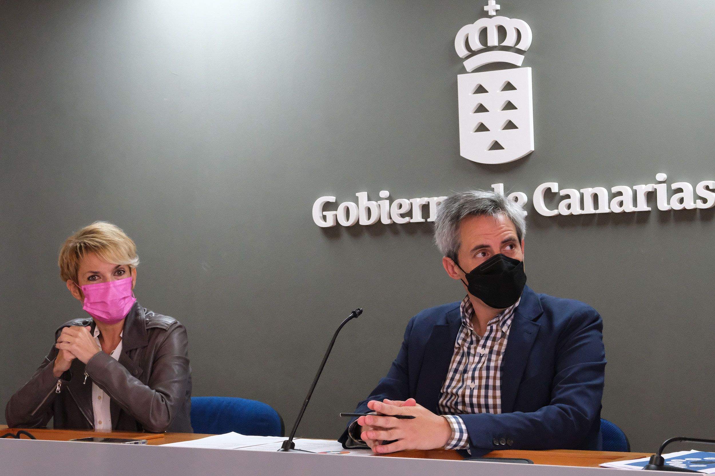 La consejera de Economía, Conocimiento y Empleo del Gobierno de Canarias, Elena Máñez, y el director de la Agencia Canaria de Investigación, Innovación y Sociedad de la Información (Aciisi), Carlos Navarro./