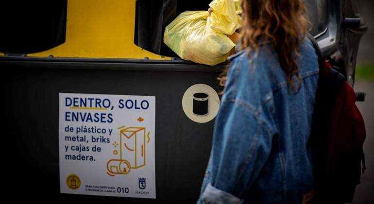 Una joven reciclando. / Europa Press 