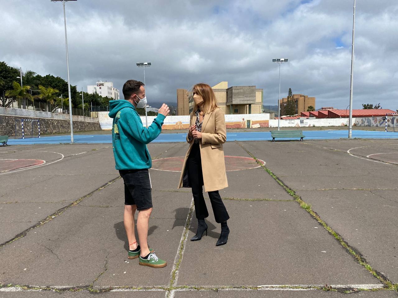 La concejala del distrito, Gladis de leóny el presidente de la asociación de vecinos Juan XXIII, Tanausú García./