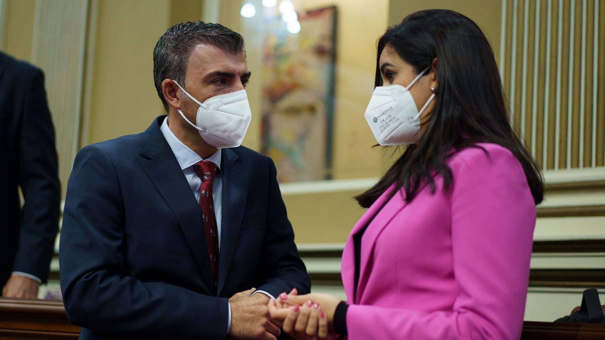 Vidina Espino habla con Manuel Domínguez, actual presidente del Partido Popular en Canarias. / Efe