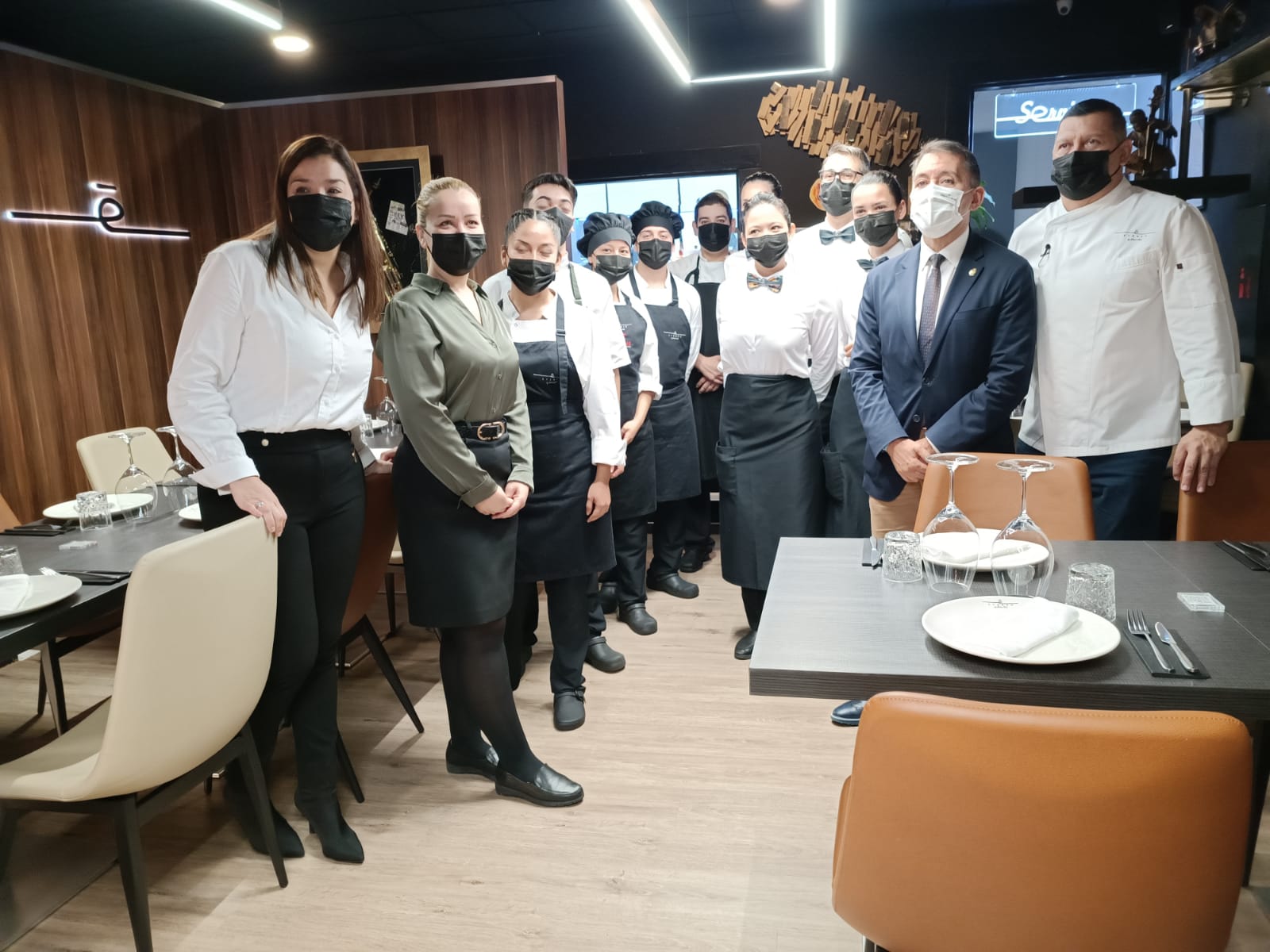 El alcalde de Santa Cruz de Tenerife, José Manuel Bermúdez, junto a Pedro Nel y su equipo./