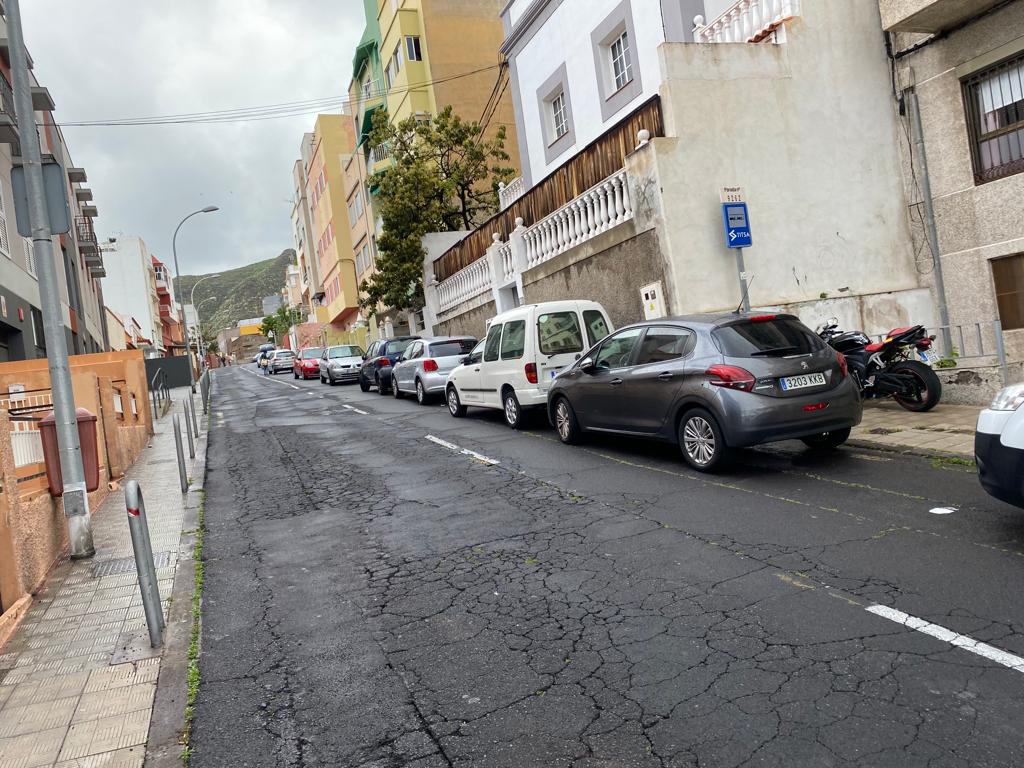 Vehículos aparcados en el carril de subida. / AH