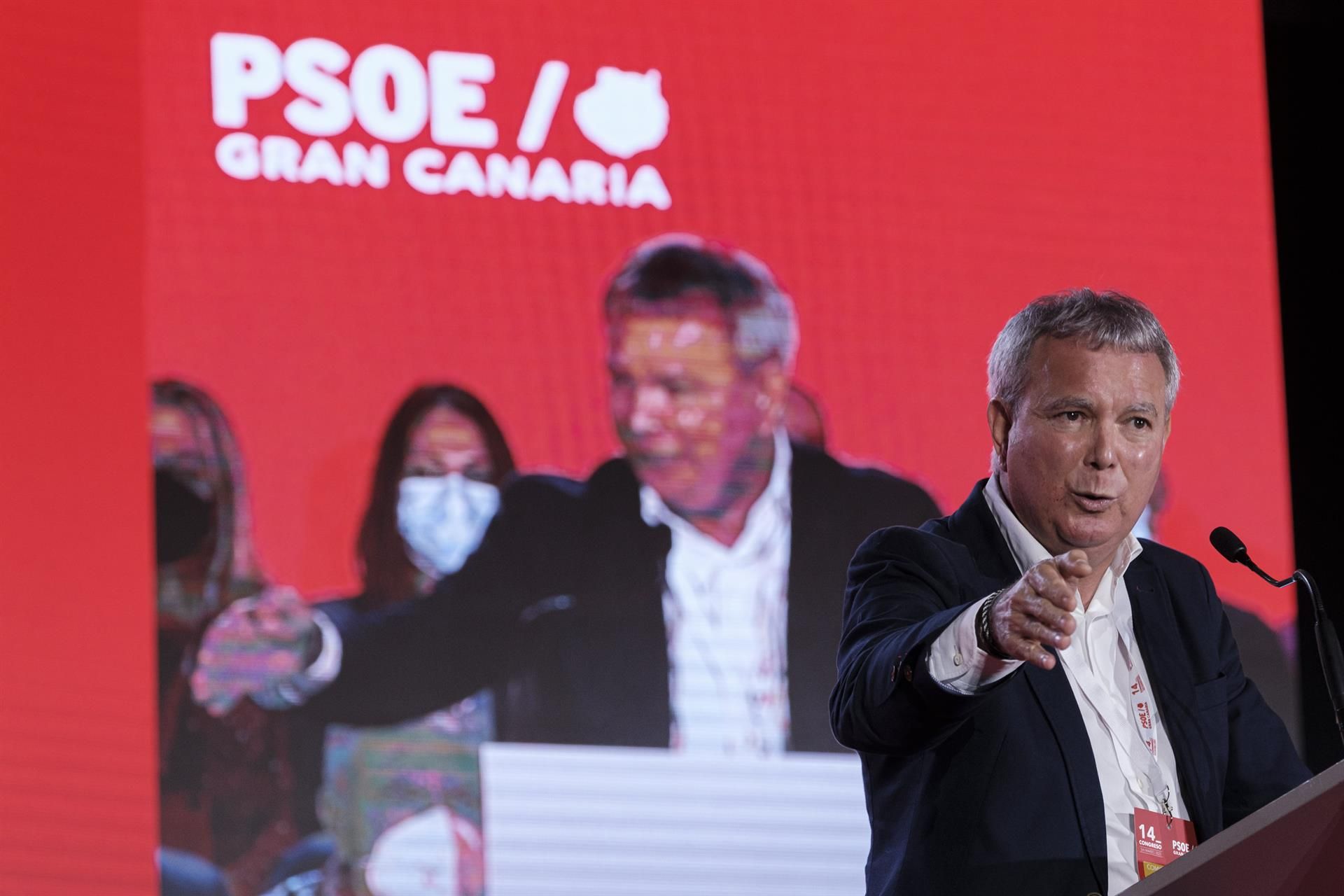 El secretario general del PSOE de Gran Canaria, Sebastián Franquis, durante su intervención en el 14 Congreso Insular del partido en esta isla, tras ser reelegido en el cargo./ EFE - Ángel Medina
