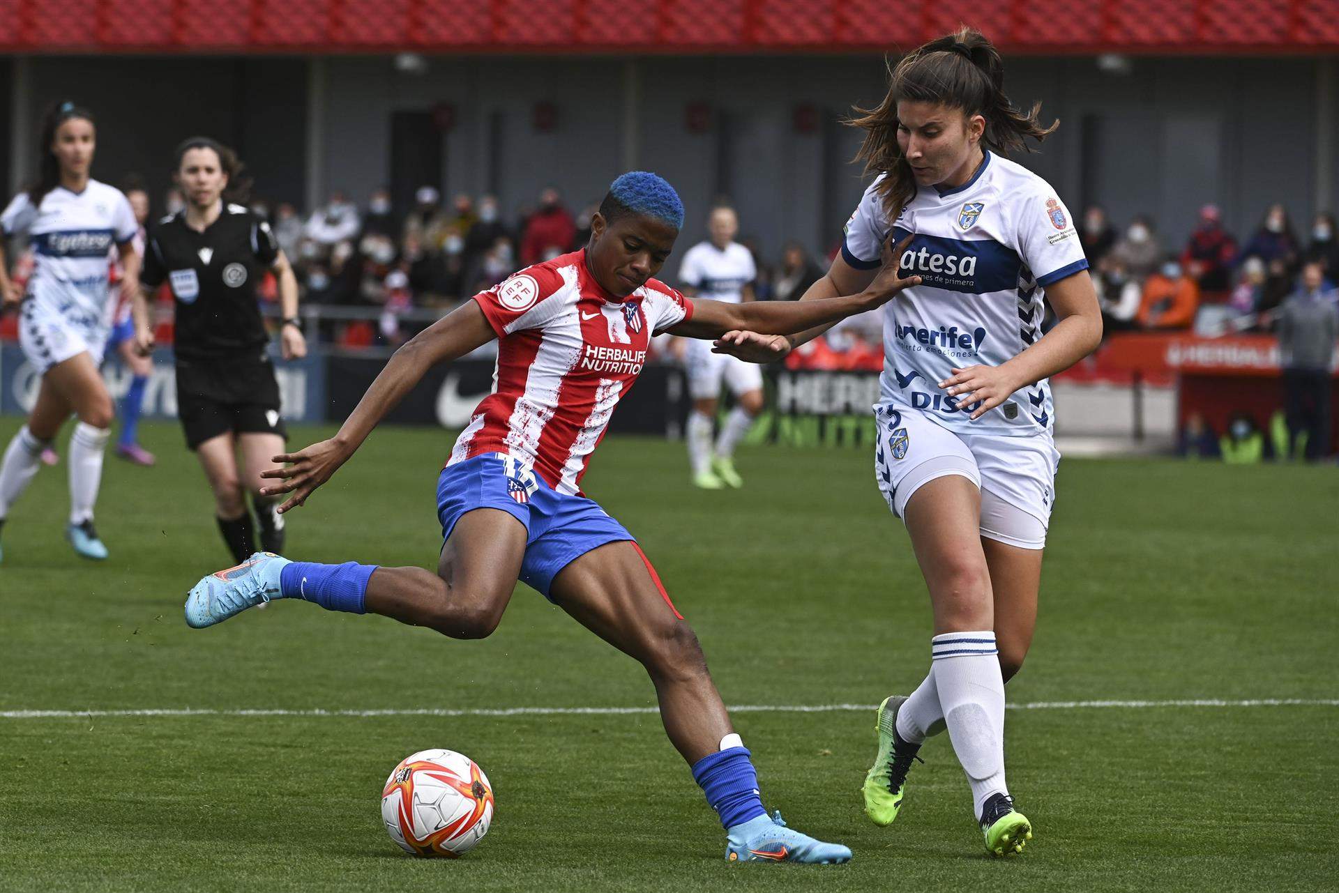 Cristina Cubedo pugna con Ajibade en uno de los duelos más intensos del partido contra el Atlético./ Efe