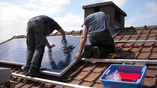 Instalación de placas solares. / Pixabay