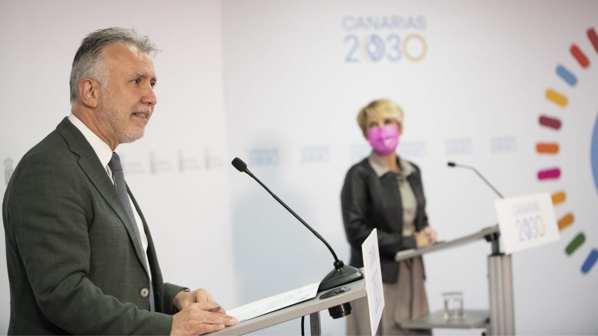 El presidente de Canarias, Ángel Víctor Torres, en comparecencia junto a la consejera de Economía Elena Máñez. / Cedida