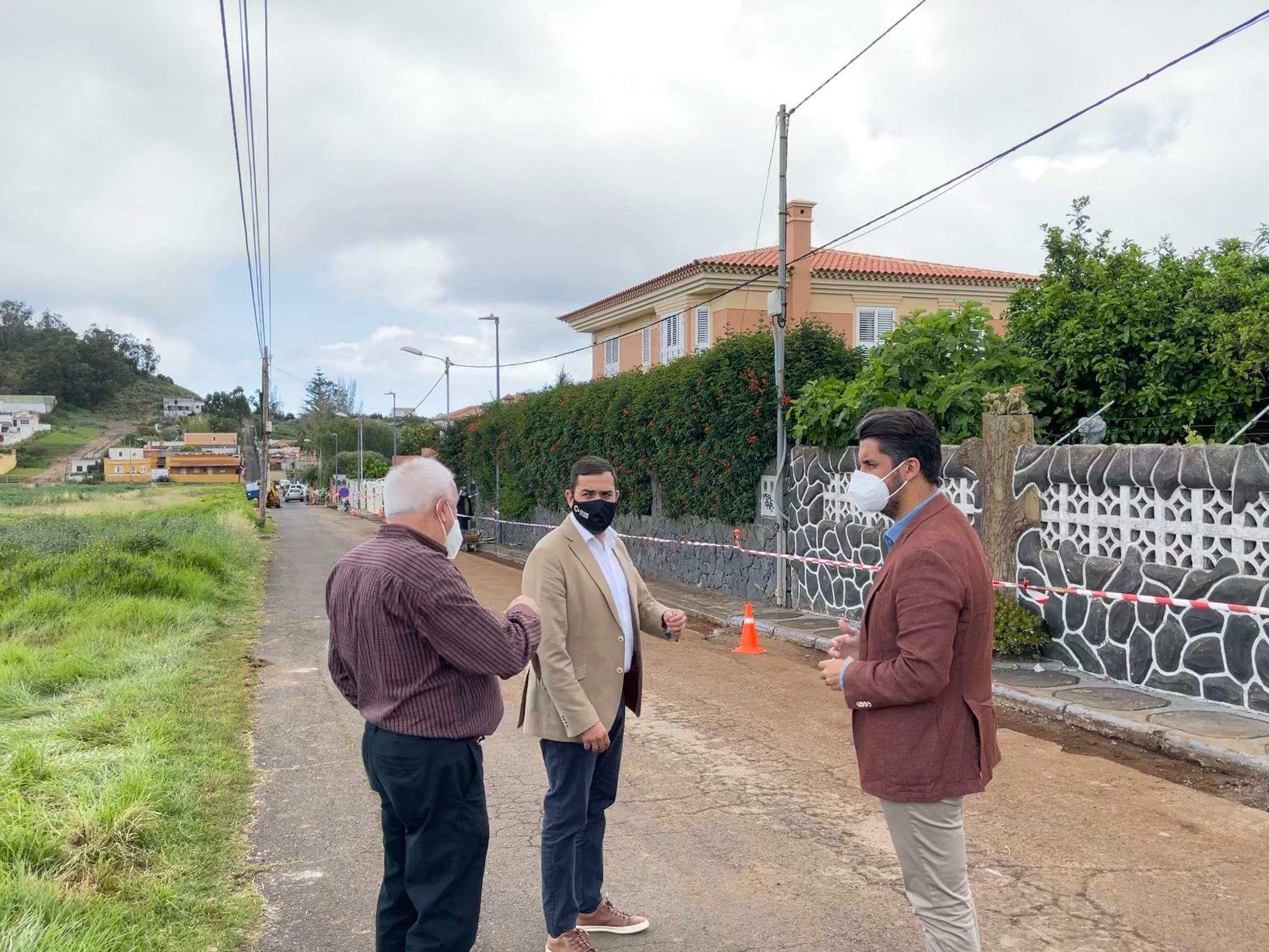 Luis Yeray Gutiérrez y Josimar Hernández visitan las obras de iluminación Camino de la Era / Ayto. La Laguna