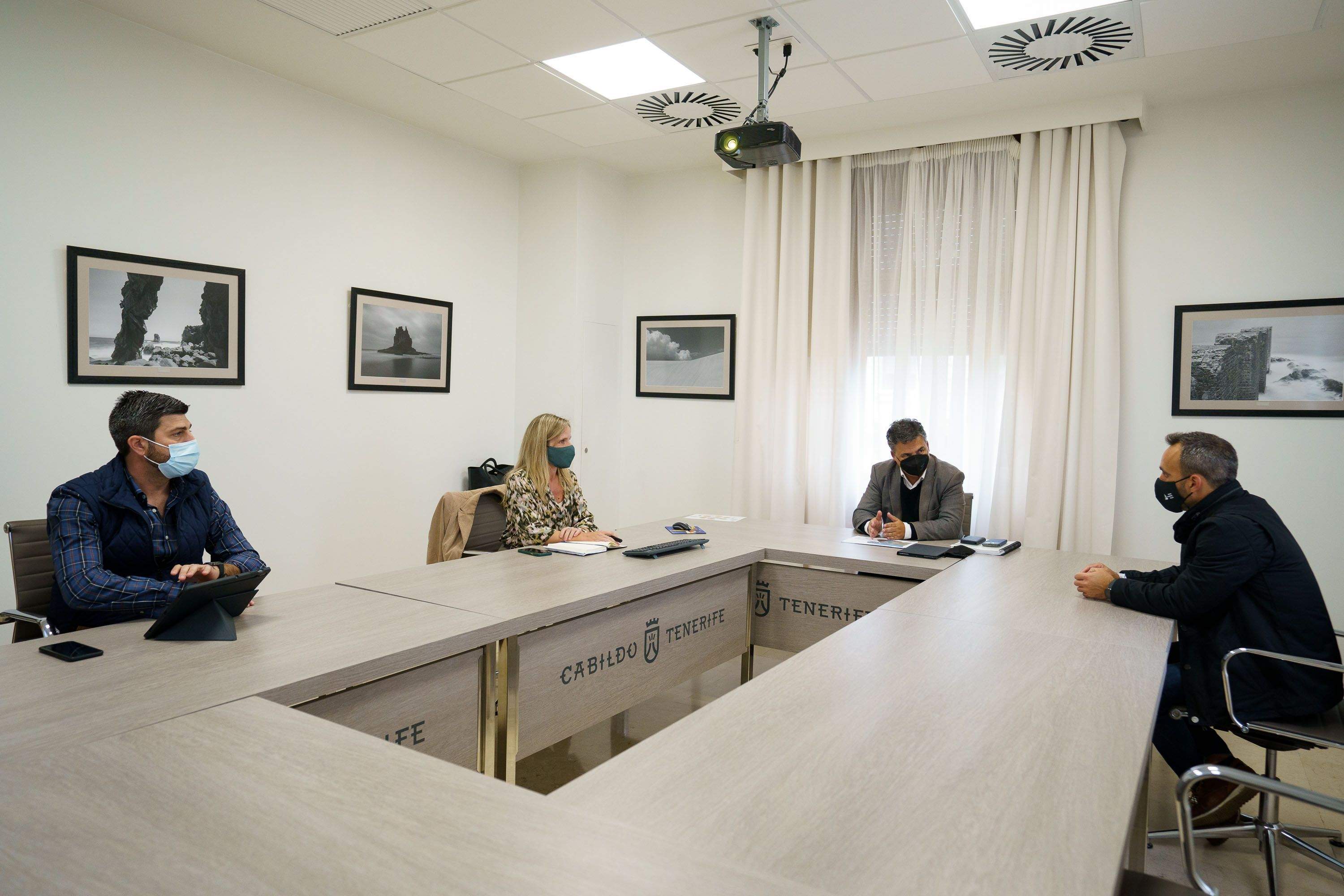 Reunión entre Javier Parrilla y Asaga en la sede del Cabildo de Tenerife para analizar el impacto de la guerra en el sector primario / Cabildo de Tenerife