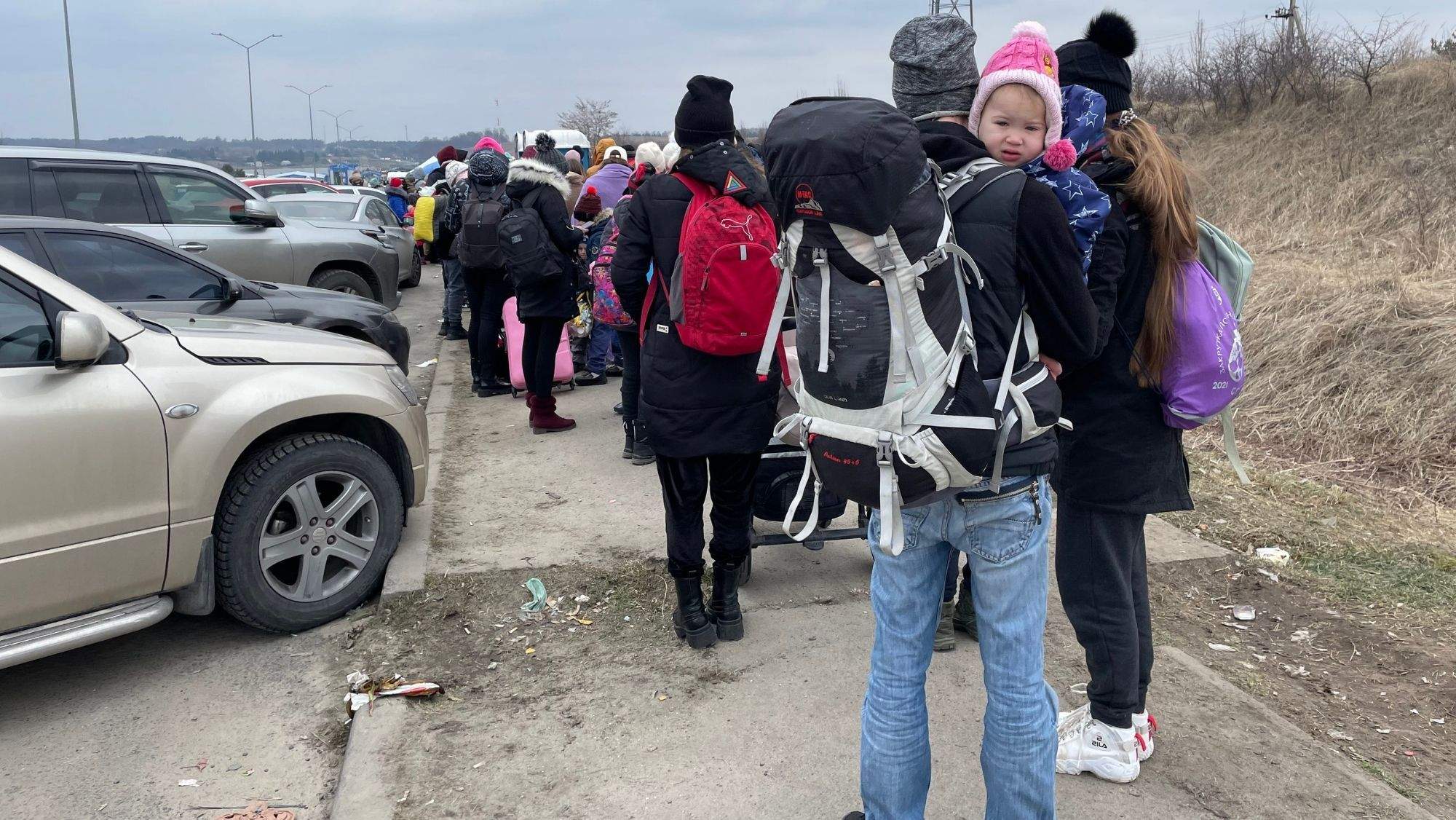 Un grupo de refugiados se desplaza desde Ucrania a la frontera de Polonia. / Efe