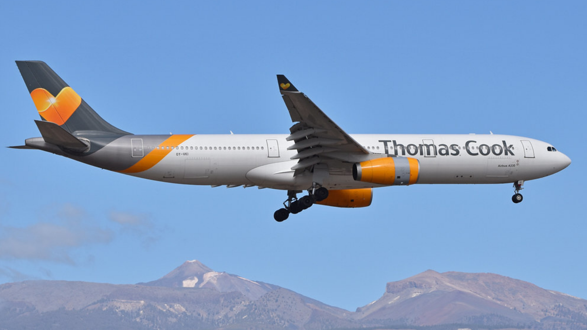 Un avión de Thomas Cook sobrevuela Tenerife. / Archivo